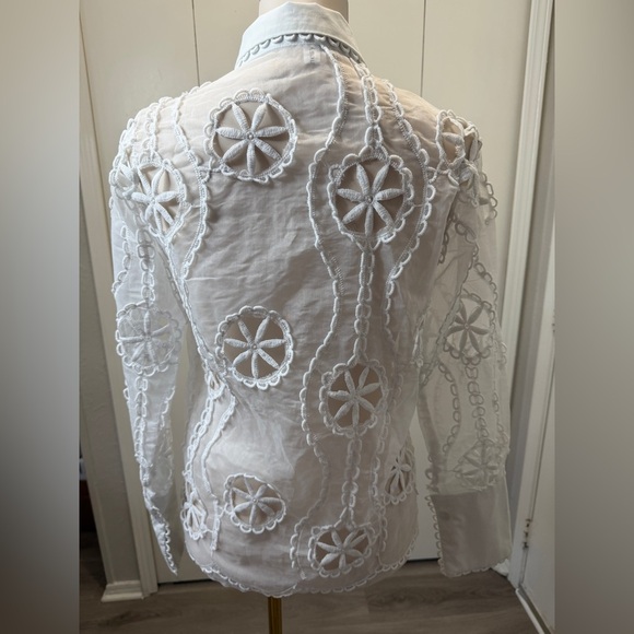 Elegant White Lace Blouse - Picture 5 of 9
